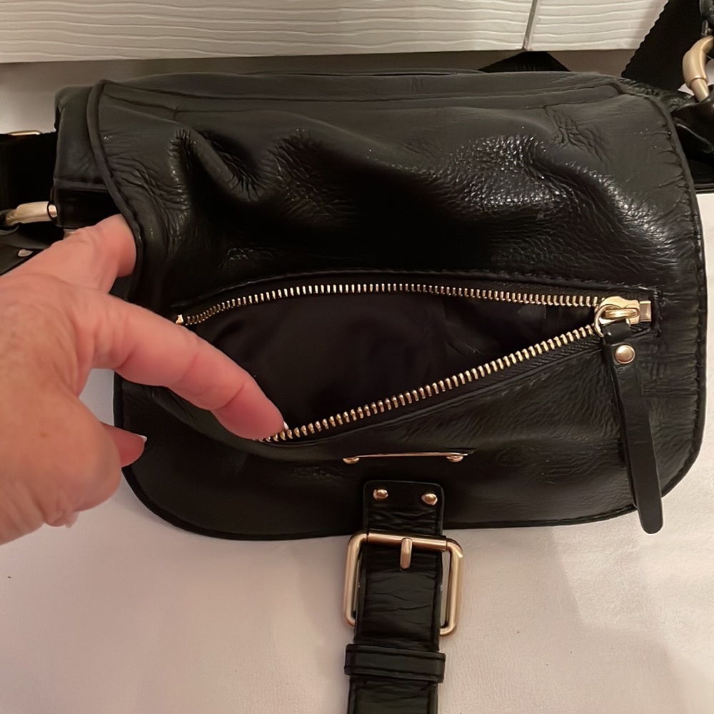 MICHAEL KORS BLACK LEATHER MESSENGER PURSE - Picture 6 of 12
